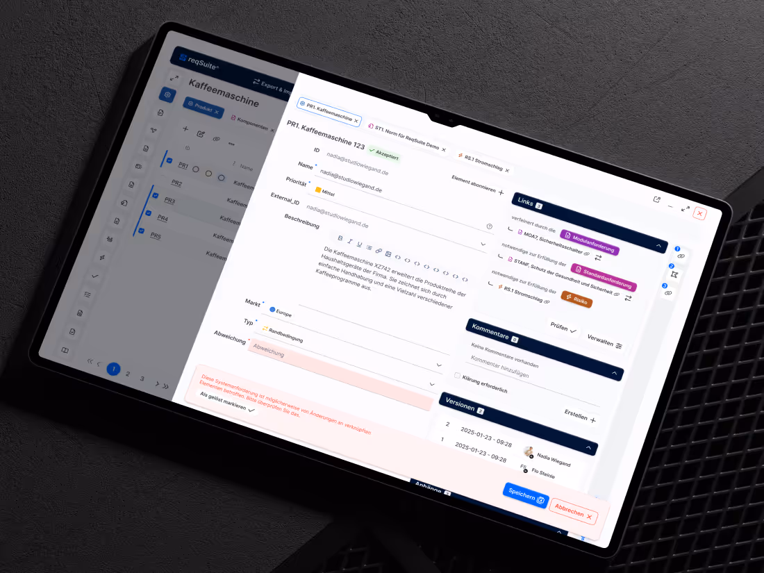 Tablet zeigt eine deutsche Benutzeroberfläche einer Software zur Verwaltung von Anforderungen für eine Kaffeemaschine, mit Details zu Priorität, Beschreibung, Status und Versionen.